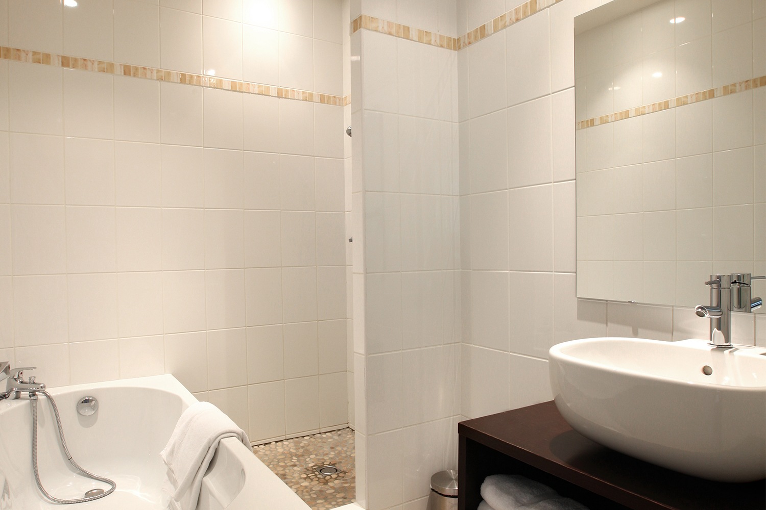 Chambre d'hôtel avec salle de bain confortable à Cesson-Sévigné